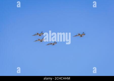Des avions de combat militaires armés modernes flotent en formation dans le ciel. Banque D'Images