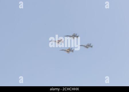 Des avions de combat militaires armés modernes flotent en formation dans le ciel. Banque D'Images