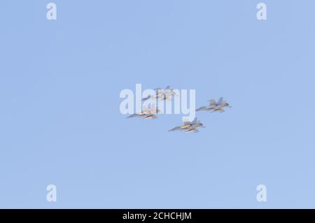 Des avions de combat militaires armés modernes flotent en formation dans le ciel. Banque D'Images
