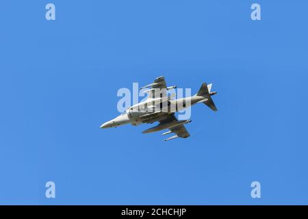 Un avion de chasse militaire moderne et armé se déforme dans le ciel. Banque D'Images