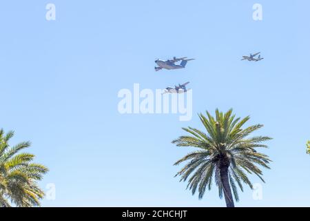 Des avions de transport militaires armés modernes flotent en formation dans le ciel. Banque D'Images