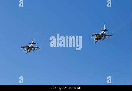 Des avions de combat militaires armés modernes flotent en formation dans le ciel. Banque D'Images