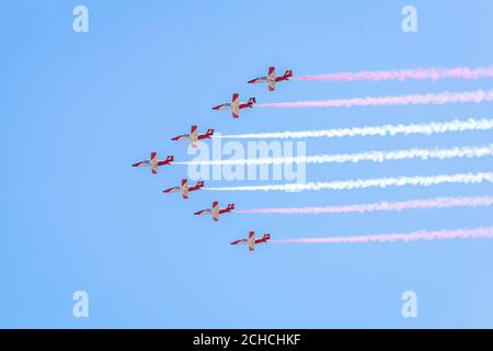 Des avions de combat militaires armés modernes flotent en formation dans le ciel. Banque D'Images