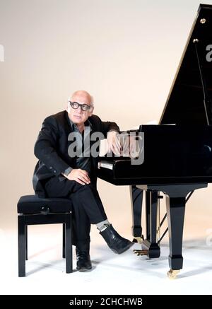 LE MARDI 28 NOVEMBRE 0001 À USAGE ÉDITORIAL EXCLUSIF le compositeur primé Michael Nyman célèbre la sortie de Washing machine & ETH; The Movie, pour laquelle il a créé un score original, pour marquer le lancement du nouveau Samsung QuickDrive. Banque D'Images