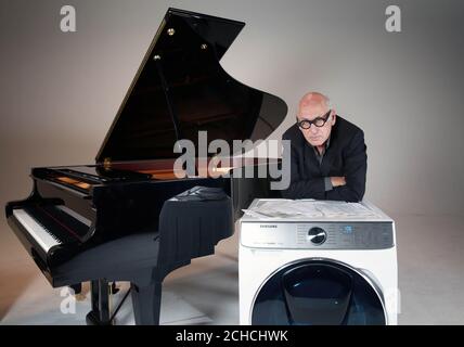 LE MARDI 28 NOVEMBRE 0001 À USAGE ÉDITORIAL EXCLUSIF le compositeur primé Michael Nyman célèbre la sortie de Washing machine & ETH; The Movie, pour laquelle il a créé un score original, pour marquer le lancement du nouveau Samsung QuickDrive. Banque D'Images