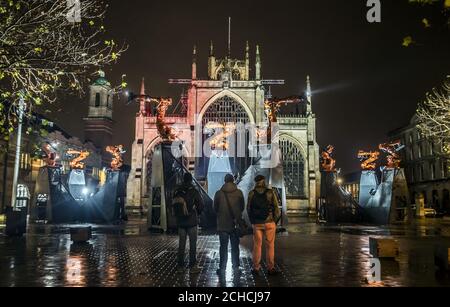 UTILISATION ÉDITORIALE SEULEMENT les membres de la vue publique installation cinétique de Jason Bruges Studio, intitulé où allons-nous d'ici?, qui a été exposé à Hull. L'œuvre d'art, qui présente la robotique, la lumière et le son, est la dernière grande commission d'art de Hull UK City of Culture 2017. Banque D'Images