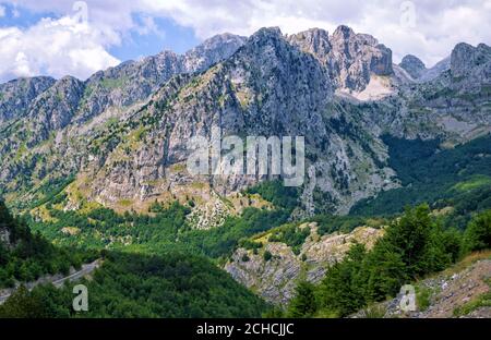 Paysage d'été – montagnes albanaises, couvertes d'arbres verts, nuages sur ciel bleu. Banque D'Images