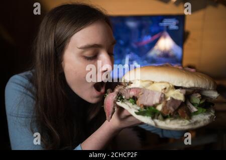 UTILISATION ÉDITORIALE FIONA Gray se fond dans un hamburger géant dans un restaurant pop-up de Londres appelé Monster Hunter Meat Shack pour célébrer la sortie du prochain jeu vidéo Capcom ÔMonster Hunter:WorldÕ. ASSOCIATION DE PRESSE. Photo. Date de la photo: Mercredi 24 janvier 2018. Les visiteurs peuvent s'immerger dans le monde mythique du jeu en jouant une version de démonstration sur les consoles de jeu, en mangeant à partir d'une grande broche de viande et en saluant un personnage de créature dragon appelé ÔRathalosÕ. Le crédit photo devrait se lire: David Parry/PA Wire Banque D'Images