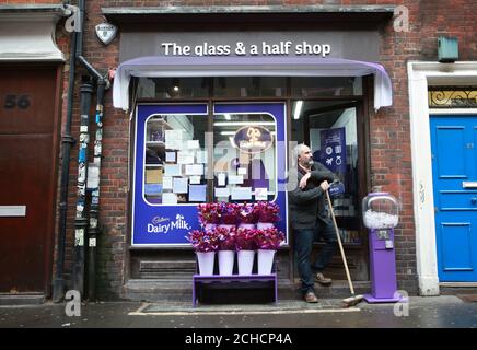 USAGE ÉDITORIAL SEUL le commerçant au lancement du Cadbury's Glass et D'UNE demi-boutique à Soho Londres, qui est ouvert au public jusqu'au 28 janvier. ASSOCIATION DE PRESSE. Image. Date. Mercredi 24 janvier 2018. Le crédit photo devrait être lu. Fil Alexander/PA mat Banque D'Images