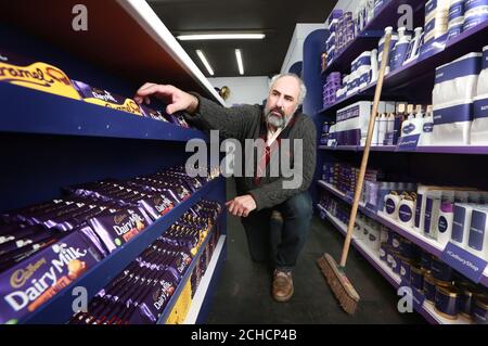 USAGE ÉDITORIAL SEUL le commerçant au lancement du Cadbury's Glass et D'UNE demi-boutique à Soho Londres, qui est ouvert au public jusqu'au 28 janvier. ASSOCIATION DE PRESSE. Image. Date. Mercredi 24 janvier 2018. Le crédit photo devrait être lu. Fil Alexander/PA mat Banque D'Images