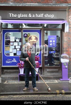 USAGE ÉDITORIAL SEUL le commerçant au lancement du Cadbury's Glass et D'UNE demi-boutique à Soho Londres, qui est ouvert au public jusqu'au 28 janvier. ASSOCIATION DE PRESSE. Image. Date. Mercredi 24 janvier 2018. Le crédit photo devrait être lu. Fil Alexander/PA mat Banque D'Images