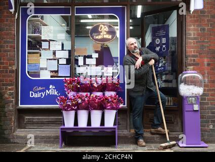 USAGE ÉDITORIAL SEUL le commerçant au lancement du Cadbury's Glass et D'UNE demi-boutique à Soho Londres, qui est ouvert au public jusqu'au 28 janvier. ASSOCIATION DE PRESSE. Image. Date. Mercredi 24 janvier 2018. Le crédit photo devrait être lu. Fil Alexander/PA mat Banque D'Images