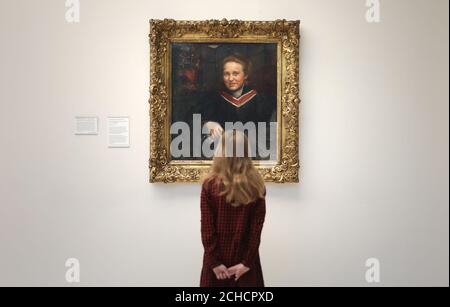 Stella Cartwright, âgée de 9 ans, regarde le portrait d'Annie Swynnerton de Millicent Fawcett, suffragiste, comme il est exposé à Tate Britain pour marquer le centenaire du droit de vote des femmes. Banque D'Images