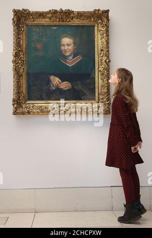 Stella Cartwright, âgée de 9 ans, regarde le portrait d'Annie Swynnerton de Millicent Fawcett, suffragiste, comme il est exposé à Tate Britain pour marquer le centenaire du droit de vote des femmes. Banque D'Images