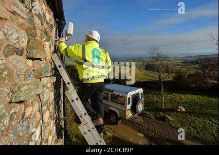 UTILISATION ÉDITORIALE UNIQUEMENT SOUS EMBARGO LE vendredi 0001 FÉVRIER 9 un ingénieur en Europe de l'est installe une antenne 4G dans une maison des Cumbrian North Fells, car EE dévoile une nouvelle solution haut débit 4G domestique qui permettra de connecter et de fournir un haut débit ultra-rapide à plus de 580,000 foyers au Royaume-Uni pour la première heure. ASSOCIATION DE PRESSE. Photo. Date de publication : vendredi 9 février 2018. Le crédit photo devrait se lire comme suit : Mark Runnacles/PA Wire Banque D'Images