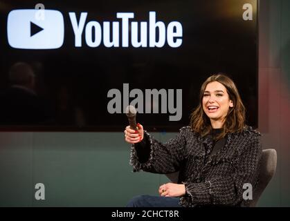 Dua Lipa en conversation avec Lyor Cohen, responsable mondial de la musique de YouTube, à YouTube Space London, en prévision des BRIT Awards qui se tiendra ce mercredi 21 février. ASSOCIATION DE PRESSE. Photo. Date de la photo: Lundi 19 février 2018. Le crédit photo devrait se lire comme suit : John Nguyen/PA Wire Banque D'Images