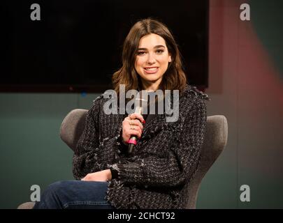 Dua Lipa en conversation avec Lyor Cohen, responsable mondial de la musique de YouTube, à YouTube Space London, en prévision des BRIT Awards qui se tiendra ce mercredi 21 février. ASSOCIATION DE PRESSE. Photo. Date de la photo: Lundi 19 février 2018. Le crédit photo devrait se lire comme suit : John Nguyen/PA Wire Banque D'Images