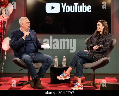 UTILISATION ÉDITORIALE SEULEMENT Dua Lipa en conversation avec Lyor Cohen, YouTubeÕs responsable mondial de la musique, à YouTube Space Londres, en prévision des BRIT Awards qui aura lieu ce mercredi 21 février. ASSOCIATION DE PRESSE. Photo. Date de la photo: Lundi 19 février 2018. Le crédit photo devrait se lire comme suit : John Nguyen/PA Wire Banque D'Images