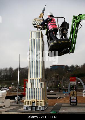 USAGE ÉDITORIAL EXCLUSIF Paula Laughton, chef de la fabrication de modèles, apporte la touche finale à un nouveau LEGO Empire State Building, qui a 71,040 briques et a mis 700 heures à construire, au LEGOLAND Windsor Resort. Banque D'Images