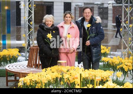 (De gauche à droite) Alison Steadman, Stacey Solomon et Jason Isaacs dévoilent le « jardin de la lumière », qui est 4000 jonquilles illuminés créés par Marie Curie pour lancer leur grand appel de la jonquille, sur la place Paternoster, à Londres. ASSOCIATION DE PRESSE. Date de la photo : jeudi 1er mars 2018. Chaque jonquille représente une personne touchée par une maladie terminale que Marie Curie soutiendra ce mois-ci. Des motifs de jonquille sur mesure ont été créés par Stephen Fry, Louise Redknapp, Alesha Dixon et d'autres personnes et peuvent être vus par le public jusqu'au 11 mars. Le crédit photo devrait se lire comme suit : d Banque D'Images