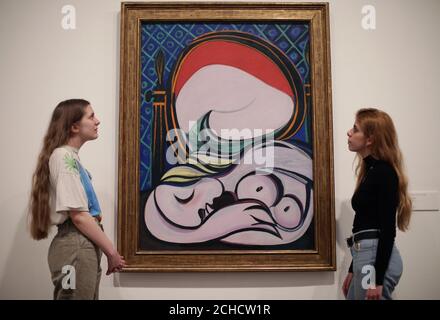 Femmes regardant le miroir de Pablo Picasso, 1932, lors d'un aperçu de l'exposition Picasso 1932 - Amour, gloire, tragédie à Tate Modern à Londres. Banque D'Images