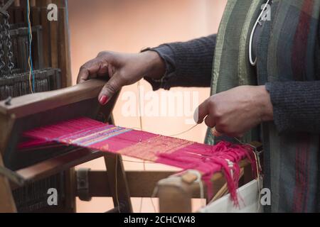 USAGE ÉDITORIAL EXCLUSIF le designer de textiles Doreen Gittens présente les techniques traditionnelles de tissage à la main, inspirées par la véritable histoire d'une mère en Sierra Leone, en dehors du « Journey of Hope », Ce qui est deux répliques de huttes africaines mises en place par l'organisme de bienfaisance World Vision pour lancer leur campagne semaine pour les femmes au centre commercial Whitgift, Croydon. ASSOCIATION DE PRESSE. Photo. Date de la photo: Mercredi 7 mars 2018. Le crédit photo devrait se lire: David Mirzoeff/PA Wire Banque D'Images