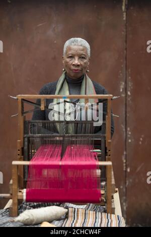 USAGE ÉDITORIAL EXCLUSIF le designer de textiles Doreen Gittens présente les techniques traditionnelles de tissage à la main, inspirées par la véritable histoire d'une mère en Sierra Leone, en dehors du « Journey of Hope », Ce qui est deux répliques de huttes africaines mises en place par l'organisme de bienfaisance World Vision pour lancer leur campagne semaine pour les femmes au centre commercial Whitgift, Croydon. ASSOCIATION DE PRESSE. Photo. Date de la photo: Mercredi 7 mars 2018. Le crédit photo devrait se lire: David Mirzoeff/PA Wire Banque D'Images