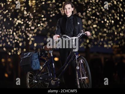 SOUS EMBARGO À 0001 LUNDI 12 MARS UTILISATION ÉDITORIALE SEULEMENT Victoria Pendleton dévoile la nouvelle édition spéciale bleu minuit du vélo électrique Somerby, qui sera en vente dans les magasins Halfords du pays en avril. ASSOCIATION DE PRESSE. Photo. Date de publication : lundi 12 mars 2018. Le double médaillé d'or olympique lance également une collection d'accessoires de cyclisme de 12 pièces pour compléter la gamme de vélos. Le crédit photo devrait se lire: David Parry/PA Wire Banque D'Images