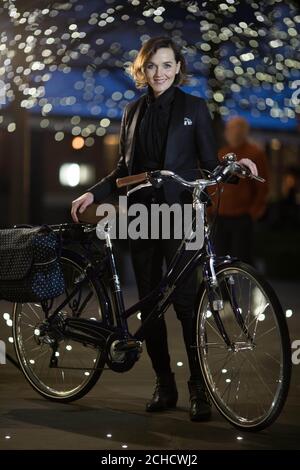 USAGE ÉDITORIAL SEULEMENT Victoria Pendleton dévoile la nouvelle édition spéciale bleu minuit du vélo électrique Somerby, qui sera en vente dans les magasins Halfords à travers le pays en avril. ASSOCIATION DE PRESSE. Photo. Date de publication : lundi 12 mars 2018. Le double médaillé d'or olympique lance également une collection d'accessoires de cyclisme de 12 pièces pour compléter la gamme de vélos. Le crédit photo devrait se lire: David Parry/PA Wire Banque D'Images