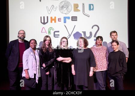 (De gauche à droite) Ari Benjamin Meyers, Moe-Ling Lokko, Holly Hendry, co-conservatrice de la Biennale de Liverpool Kitty Scott, directrice de la Biennale de Liverpool Sally Tallant, Rehana Zaman, Janice Curbel et Paul Elliman, assistent au lancement du programme de la Biennale de Liverpool, L'édition 2018 du festival d'art visuel contemporain de Tate Modern à Londres. Banque D'Images