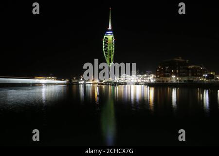 La tour Emirates Spinnaker à Portsmouth est illuminée par Tourism Ireland pour marquer la Saint Patrick, qui est ce samedi. Banque D'Images