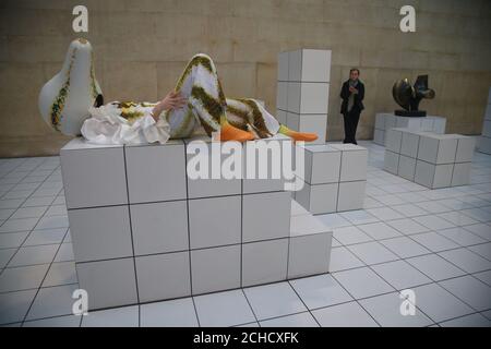 Une femme voit une œuvre de l'artiste Anthea Hamilton intitulée The squash, une installation immersive combinant performance et sculpture pour la Tate Britain Commission 2018 à Tate Britain à Londres. Banque D'Images