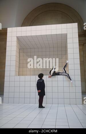 Une femme voit la nouvelle œuvre de l'artiste Anthea Hamilton intitulée The squash, une installation immersive combinant performance et sculpture pour la Tate Britain Commission 2018 à Tate Britain à Londres. Banque D'Images