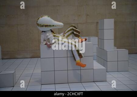 Une œuvre de l'artiste Anthea Hamilton intitulée The squash, une installation immersive combinant performance et sculpture pour la Tate Britain Commission 2018 à Tate Britain à Londres. Banque D'Images