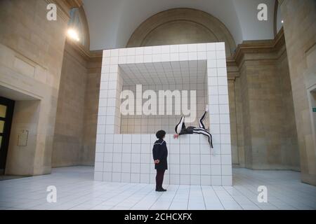 Une femme voit la nouvelle œuvre de l'artiste Anthea Hamilton intitulée The squash, une installation immersive combinant performance et sculpture pour la Tate Britain Commission 2018 à Tate Britain à Londres. Banque D'Images