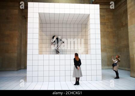 Les gens voient la nouvelle œuvre de l'artiste Anthea Hamilton intitulée The squash, une installation immersive combinant performance et sculpture pour la Tate Britain Commission 2018 à Tate Britain à Londres. Banque D'Images