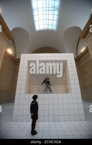 Une femme voit la nouvelle œuvre de l'artiste Anthea Hamilton intitulée The squash, une installation immersive combinant performance et sculpture pour la Tate Britain Commission 2018 à Tate Britain à Londres. Banque D'Images