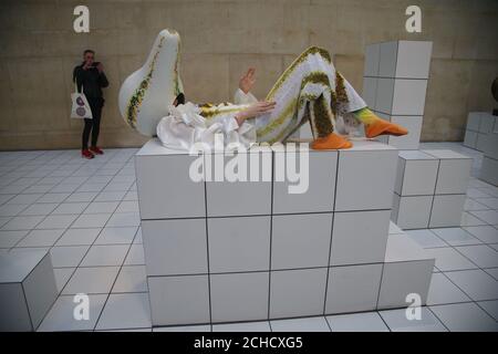 Une femme voit une œuvre de l'artiste Anthea Hamilton intitulée The squash, une installation immersive combinant performance et sculpture pour la Tate Britain Commission 2018 à Tate Britain à Londres. Banque D'Images