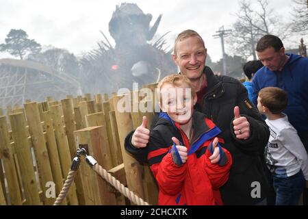 Lucas Betts (10), de Leicester, célèbre le fait de devenir le premier membre du public à monter à bord du Wicker Man, un rollercoaster en bois doté d'une structure flamboyante de six étages, à l'Alton Towers Resort de Stoke-on-Trent. Banque D'Images