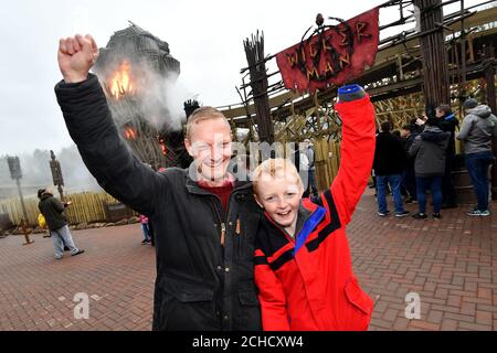 UTILISATION ÉDITORIALE SEULEMENT Lucas Betts (10) de Leicester, célèbre devenir le premier membre du public à monter sur le Wicker Man, un rollercoaster en bois qui présente une structure flamboyante de six étages, à Alton Towers Resort à Stoke-on-Trent. Banque D'Images