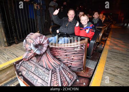 Lucas Betts (10), de Leicester, célèbre le fait de devenir le premier membre du public à monter à bord du Wicker Man, un rollercoaster en bois doté d'une structure flamboyante de six étages, à l'Alton Towers Resort de Stoke-on-Trent. Banque D'Images