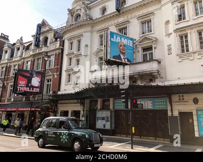 TOUT LE MONDE PARLE DE JAMIE à l'Apollo Theatre, à l'avenue Shaftesbury, à Londres, qui devrait reprendre ses performances à l'automne 2020. Tous les théâtres britanniques ont dû fermer les conseils du gouvernement le 16 mars 2020 en réponse à la pandémie de Covid-19. Banque D'Images