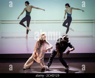 USAGE ÉDITORIAL SEULEMENT Katie Derham, présentatrice de la BBC radio 3 "Sound of Dance" apprend quelques mouvements du chorégraphe de danse Dickson Mbi, au lancement de la BBC four Dance Season qui a eu lieu à Sadler's Wells Londres. Banque D'Images