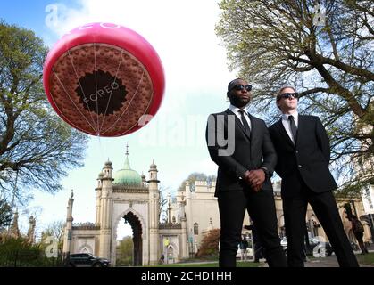 Une version gonflable de 5 mètres du nouvel OVNI FOREO, le premier masque intelligent au monde apparaît au Pavillon royal de Brighton pour célébrer aujourd'hui la Journée nationale des étrangers. Banque D'Images