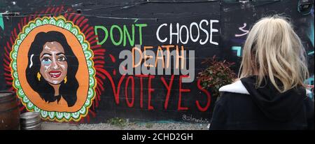 Une femme regarde un pro-choix murale dans Dublin avec Savita Halappanavar, exhortant un oui au référendum pour abroger le huitième amendement de la constitution irlandaise. Banque D'Images