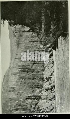 . Sur les eaux de la rivière de la paix : un récit d'un voyage en canoë de mille milles de milles dans une gamme peu connue des Rocheuses canadiennes . s. Tout en me reposant sur le travail de portage, j'examinedles extrémités inférieure et supérieure du canyon et j'ai pris des photos à la vue. La rivière se contracte à une largeur de pieds peut-être éhonés, et l'eau se précipite à travers avec la vitesse de dadduction. Les parois du canyon sont en conglomérat dur et en grès, et à travers ce cours d'eau a coupé sa gorge de rang nar. Le temps nécessaire pour couper le magnifique matériel de ce genre ne peut pas avoir été long, il va de temps en géologie, et, depuis cela Banque D'Images