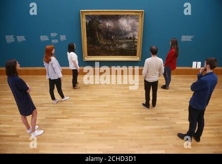 Le personnel de la galerie regarde la cathédrale de Salisbury de John Constable depuis les Meadows, 1831, lors d'un appel photo pour la nouvelle exposition de Tate Britain, Fire and Water, une exposition de Constable et Turner, à Londres. Banque D'Images