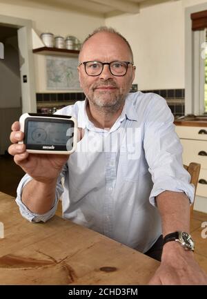 SOUS L'EMBARGO DU 0001 MARDI 29 MAI, L'acteur Robert Llewellyn, plus connu sous le nom de Kryten dans Red Dwarf, est le seul À POUVOIR UTILISER LES CONTENUS ÉDITORIAUX. Il exhorte tous les propriétaires de véhicules électriques à garder un œil sur le coût exact de la recharge de leur voiture en obtenant un compteur intelligent gratuit auprès de leur fournisseur d'énergie. Banque D'Images