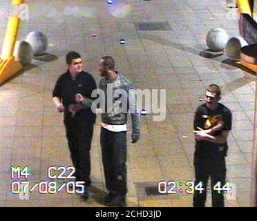 Image de CCTV de la police métropolitaine datée du 08/07/2005 de (de gauche à droite) : Timmy Sullivan, 19, de Barking, Essex; Michael Onokah, 25, d'Ilford, East London et Michael Lynch, 17, de Stratford, East London. Banque D'Images