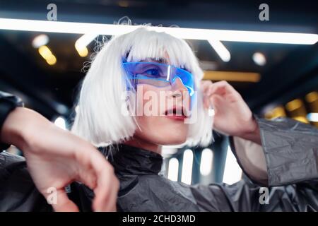 Portrait futuriste féminin. Femme en cyber-lunettes. Banque D'Images